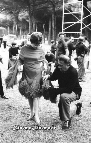 ۱۹۶۴، با همسر بازیگرش جولیتا ماسینا سر صحنه فیلم «جولیتای ارواح»