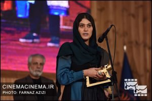 اهدای تندیس شیرسنگی به سودابه بیضایی برای فیلم "مثل اسمم پگاه" در دهمین جشن مستقل سینمای مستند ایران