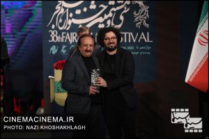 از راست هومن بهمنش و مجید مجیدی در آیین اختتامیه سی و هشتمین جشنواره فیلم فجر
