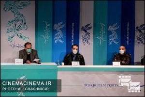 از راست پرویز پرستویی، محسن قرایی و حمیدرضا مدقق در نشست خبری فیلم بی همه چیز در سی و نهمین جشنواره فیلم فجر