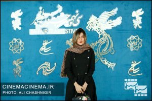 سارا بهرامی در فوتوکال فیلم رمانتیسم عماد و طوبی در سی و نهمین جشنواره فیلم فجر