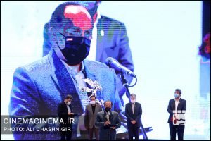 علی غفاری در مراسم اختتامیه سی و نهمین جشنواره فیلم فجر