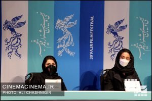 از راست الهام شفیعی و سپیده عبدالوهاب در نشست خبری فیلم روزی روزگاری آبادان در سی و نهمین جشنواره فیلم فجر