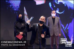پوریا رحیمی سام در مراسم اختتامیه سی و نهمین جشنواره فیلم فجر