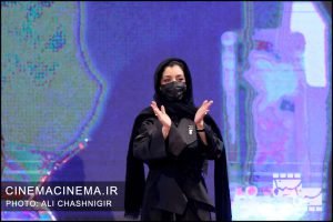 ساره بیات در مراسم اختتامیه سی و نهمین جشنواره فیلم فجر