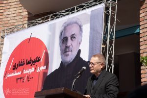 مجید رجبی معمار در تشییع پیکر علیرضا غفاری، مجری، گوینده و مستندساز