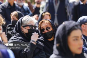 مراسم تشییع و خاکسپاری کیومرث پوراحمد در قطعه هنرمندان تهران