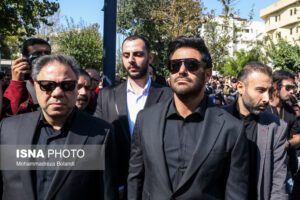 محمدرضا گلزار در مراسم تشییع پیکر داریوش مهر جویی