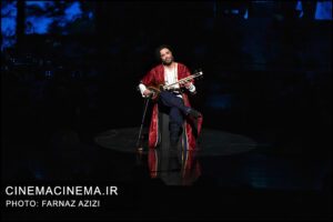 علی قمصری در کنسرت نمایش «پیروز و پریزاد» به آهنگسازی، کارگردانی و نوازندگی تار علی قمصری