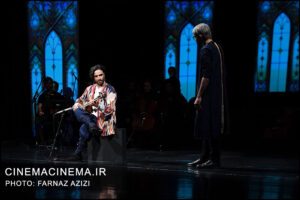 علی قمصری در کنسرت نمایش «پیروز و پریزاد» به آهنگسازی، کارگردانی و نوازندگی تار علی قمصری