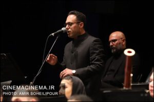 وحید تاج در اجرای "نامیرا" توسط ارکستر سمفونیک تهران به رهبری نصیر حیدریان و به آهنگسازی بهزاد عبدی