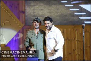 از راست حامد بهداد و امین حیایی در پانزدهمین جشن بزرگ منتقدان و نویسندگان سینمایی ایران
