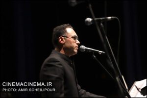 وحید تاج در اجرای "نامیرا" توسط ارکستر سمفونیک تهران به رهبری نصیر حیدریان و به آهنگسازی بهزاد عبدی