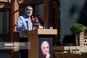 مسعود ده نمکی در تشییع پیکر «محمد کاسبی»