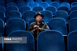 علی نصیریان در مراسم شصت سالگی تماشاخانه سنگلج