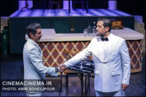 از راست کامران تفتی و سینا رازانی در نمایش «کازابلانکا» به کارگردانی «شیما محمدی»