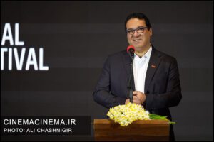 روح الله حسینی در مراسم افتتاحیه چهل‌و‌سومین جشنواره جهانی فیلم فجر