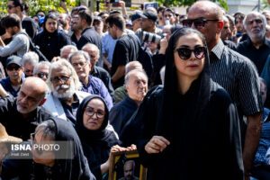 کمند امیرسلیمانی در مراسم تشییع و خاکسپاری پیکر زنده یاد «اکبر عبدی»