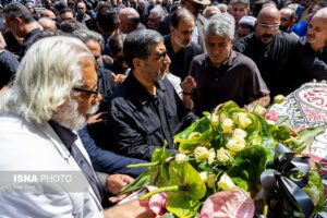 عزت الله ضرغامی در مراسم تشییع و خاکسپاری پیکر زنده یاد «اکبر عبدی»