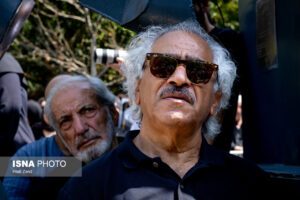 اصغر همت در مراسم تشییع و خاکسپاری پیکر زنده یاد «اکبر عبدی»