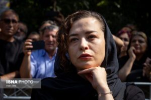 مهراوه شریفی‌نیا در مراسم تشییع و خاکسپاری پیکر زنده یاد «اکبر عبدی»