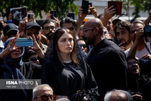 بهنوش طباطبایی در مراسم تشییع و خاکسپاری پیکر زنده یاد «اکبر عبدی»
