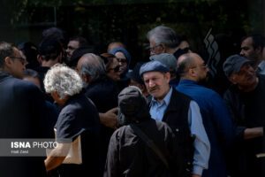 حمید جبلی در مراسم تشییع و خاکسپاری پیکر زنده یاد «اکبر عبدی»