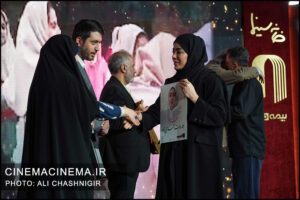 ادای احترام به خانواده شهیده حلما سادات احمدی به نمایندگی از شهدای مدرسه شجره طیبه میناب در گرامیداشت روز سینما ادای احترام به خانواده شهیده حلما سادات احمدی به نمایندگی از شهدای مدرسه شجره طیبه میناب در گرامیداشت روز سینما